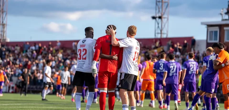 İki futbolçu qapıçını təbrik edir