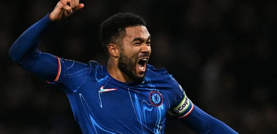 Chelsea futbolçusu sevinclə qollarını qaldırır