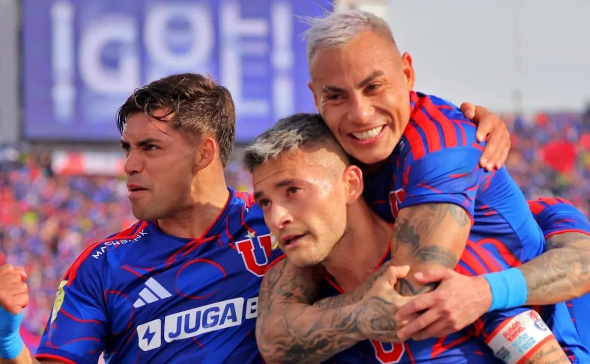 Universidad de Çili futbolçuları qələbə sevincində