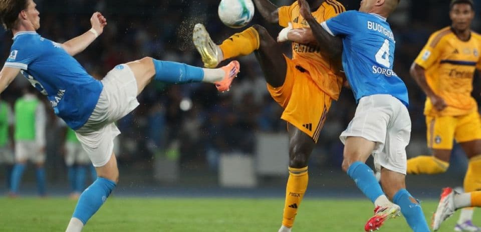 Pisa və Napoli futbolçuları top üçün mübarizə aparır