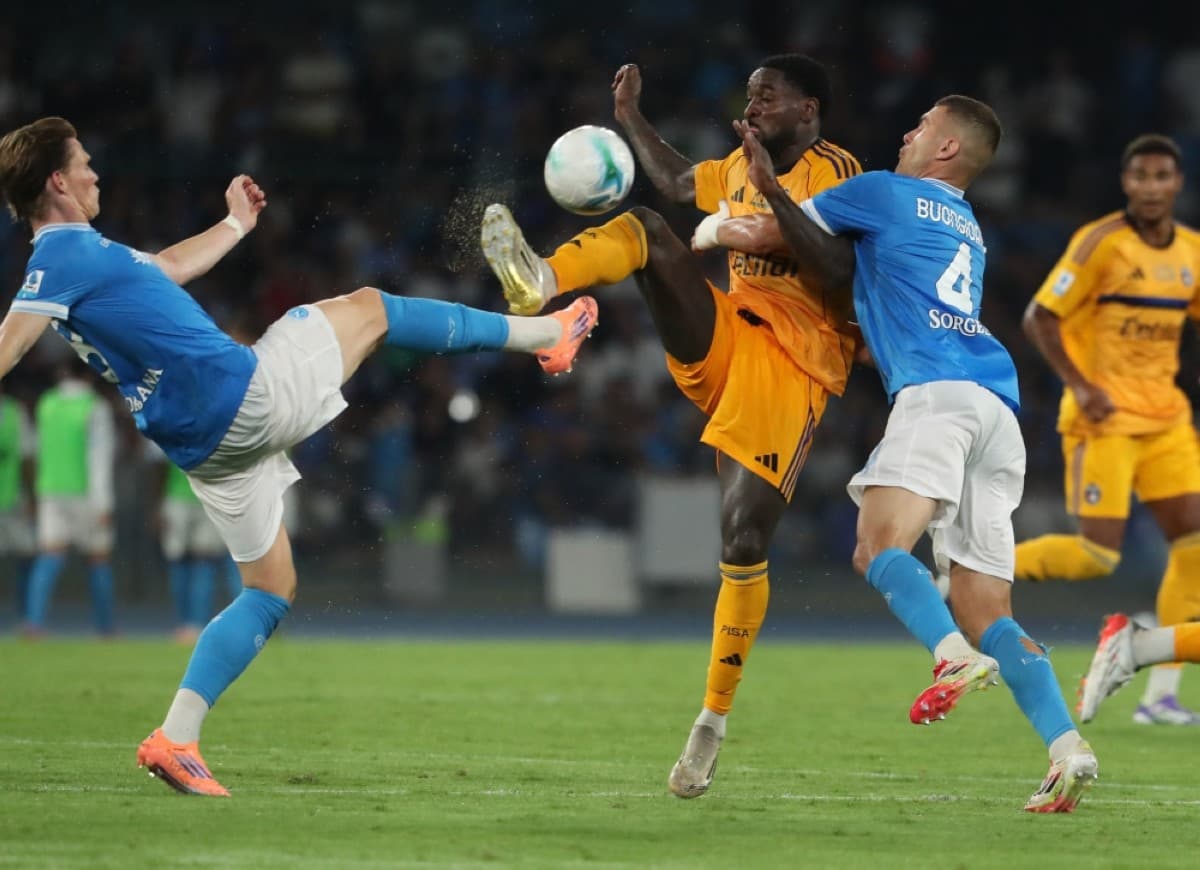 Pisa və Napoli futbolçuları top üçün mübarizə aparır