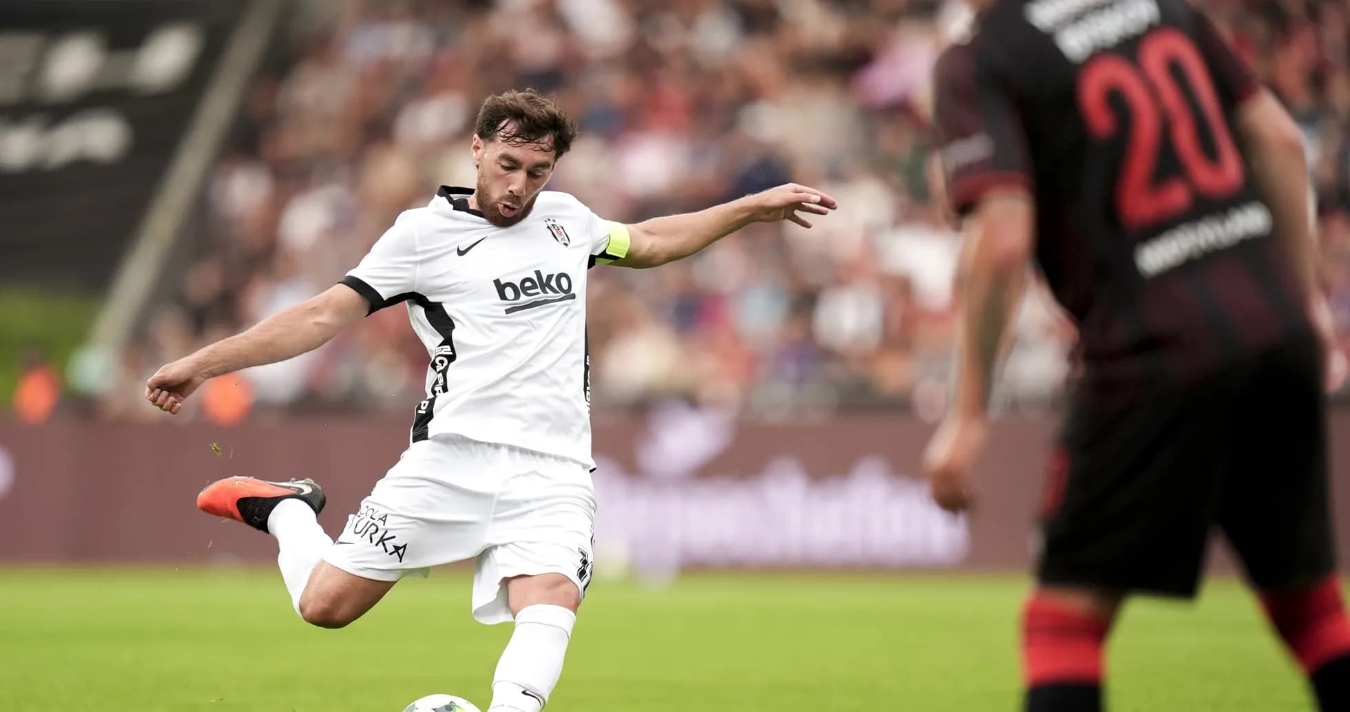 Beşiktaş oyunçusu topa vurur