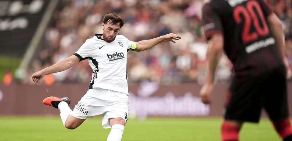 Beşiktaş oyunçusu topa vurur