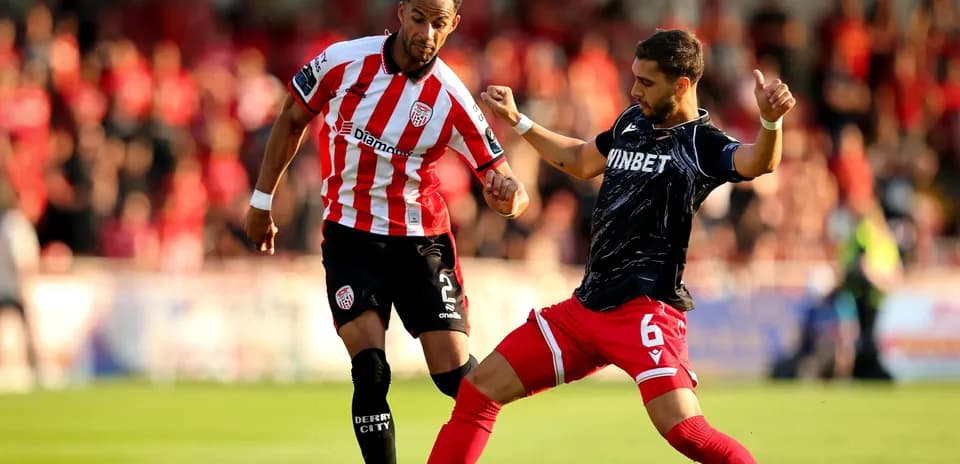 Derry City futbolçusu topu ələ keçirməyə çalışır