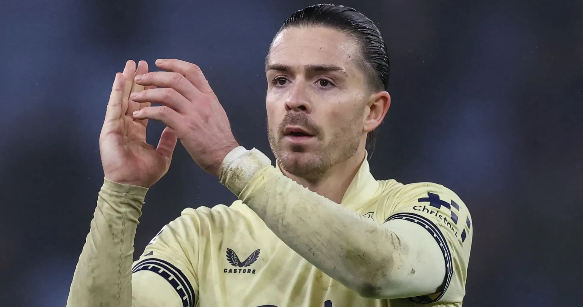 Futbolçu alqış edərək fanatlara tərəf baxır