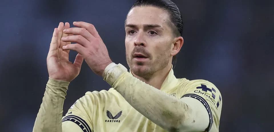 Futbolçu alqış edərək fanatlara tərəf baxır