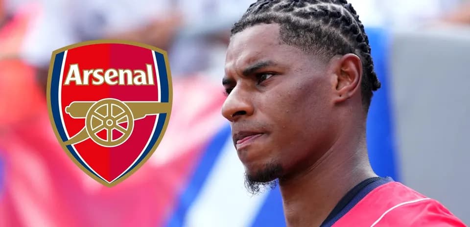 Futbolçu Arsenal logosu ilə birlikdə görüntülənir