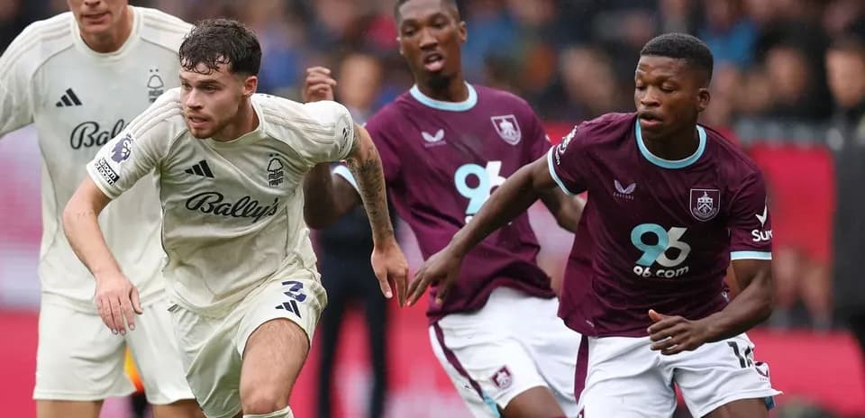 Nottingham Forest və Burnley oyunçuları top üçün mübarizə aparır