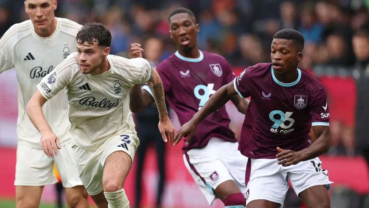 Nottingham Forest və Burnley oyunçuları top üçün mübarizə aparır