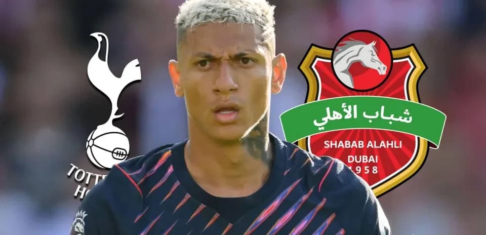 Futbolçu meydanda, Tottenham və Shabab Al Ahli emblemləri ilə