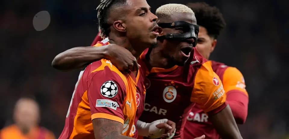 Galatasaray futbolçuları sevinir