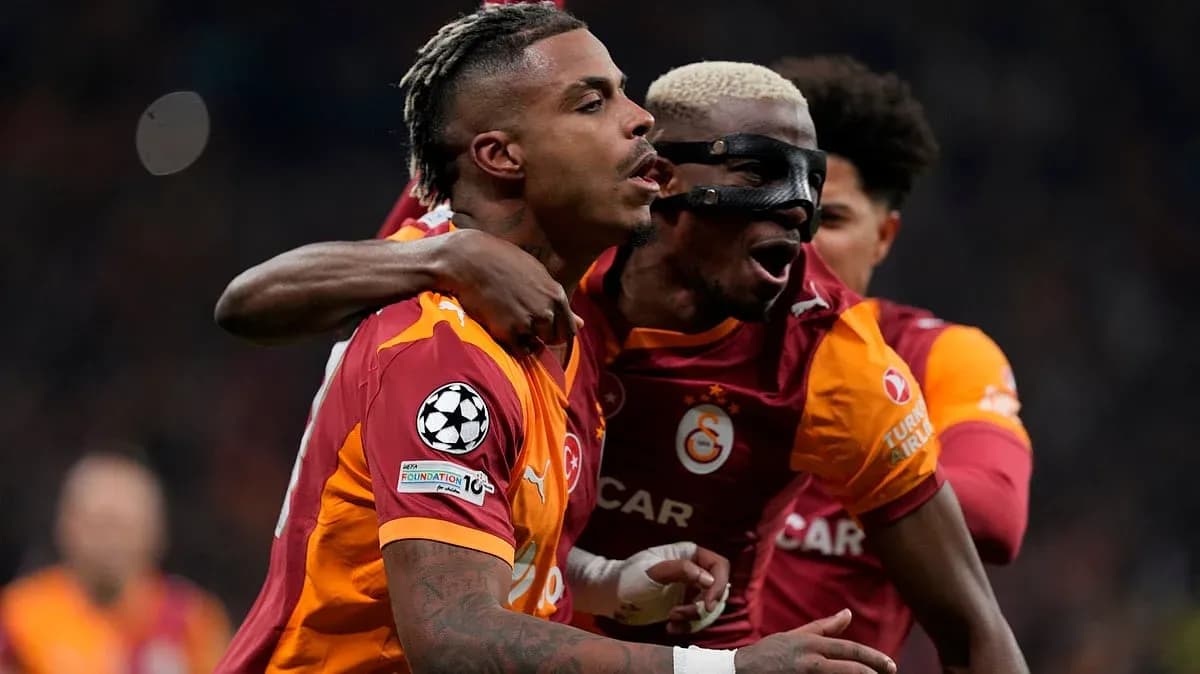 Galatasaray futbolçuları sevinir