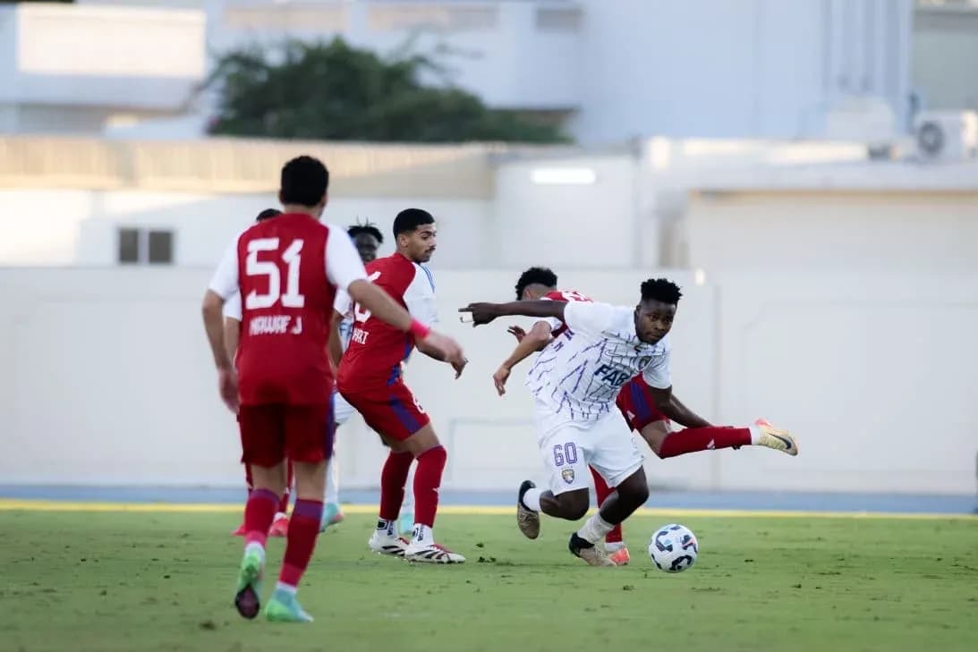 Al Ain U23 futbolçusu topu ələ keçirməkdədir