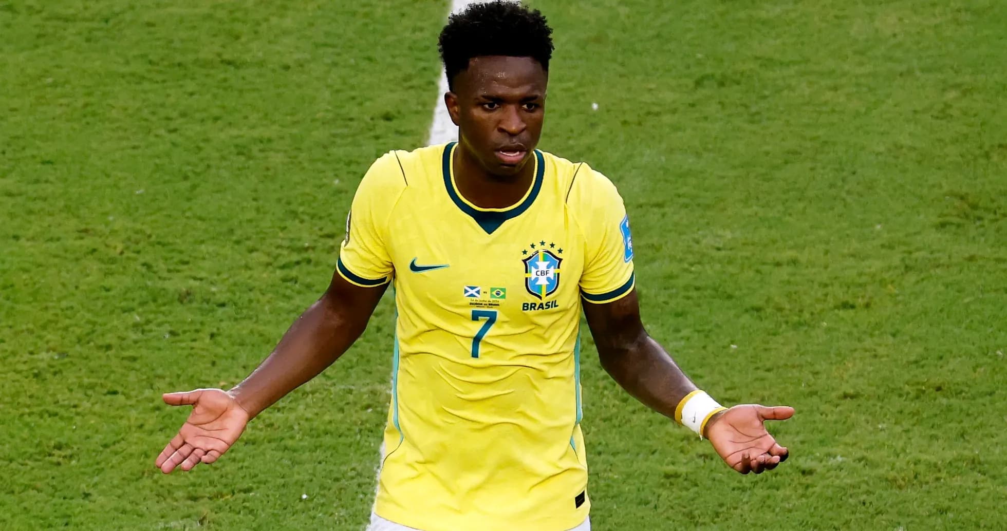 Futbolçu Braziliya formasında sahədə əllərini açıb