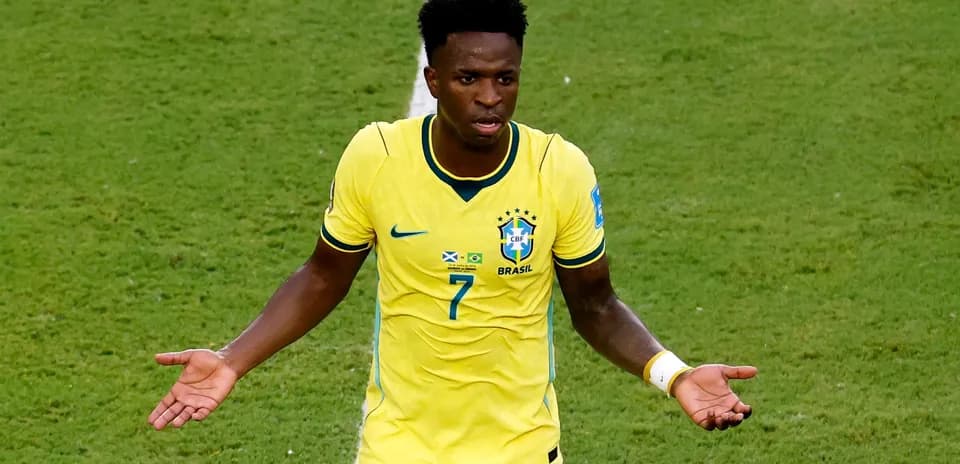 Futbolçu Braziliya formasında sahədə əllərini açıb