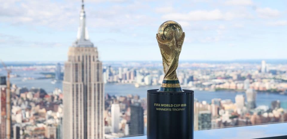 FIFA Dünya Kuboku mükafatı Empire State Binası arxa planda