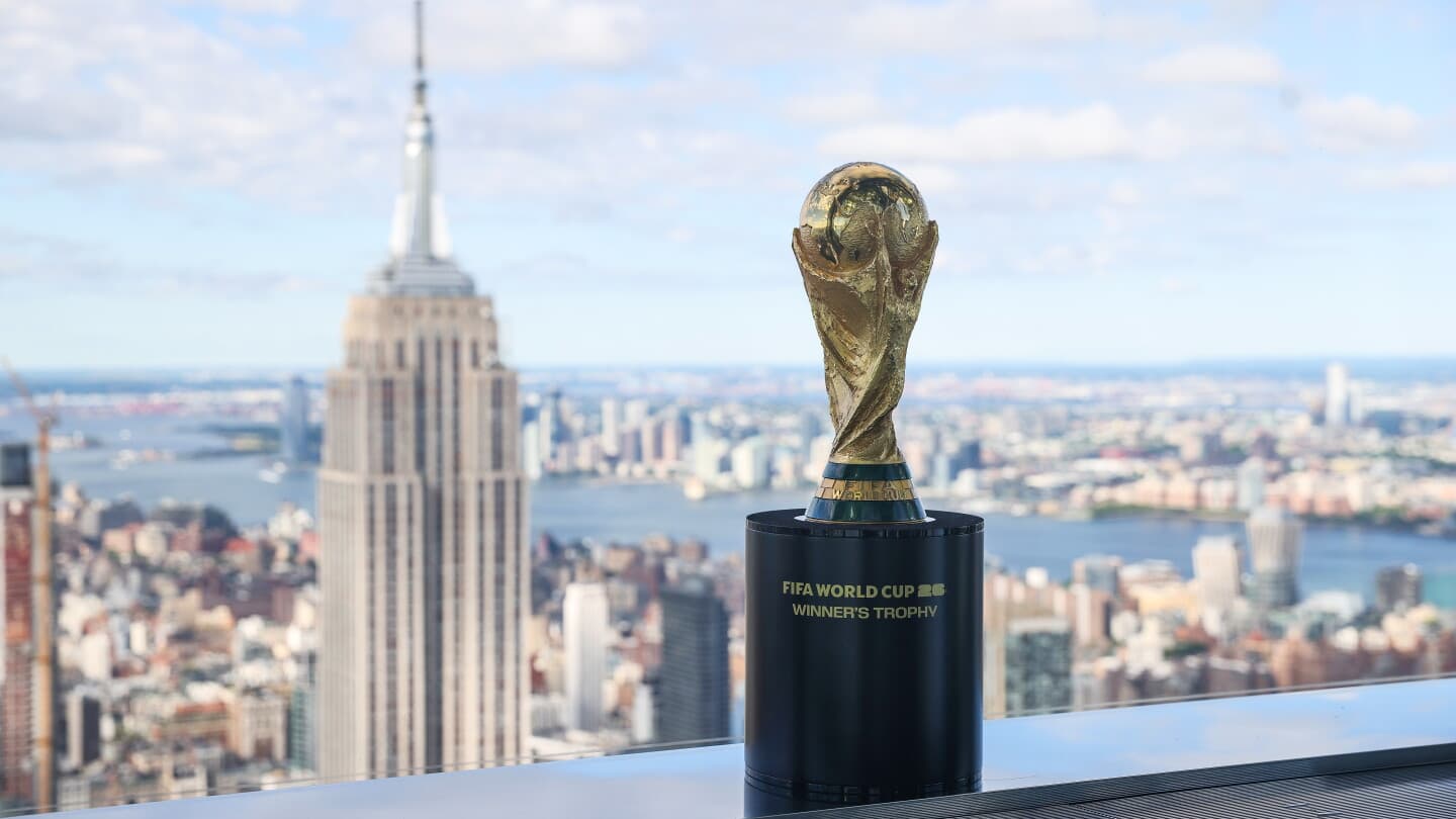 FIFA Dünya Kuboku mükafatı Empire State Binası arxa planda