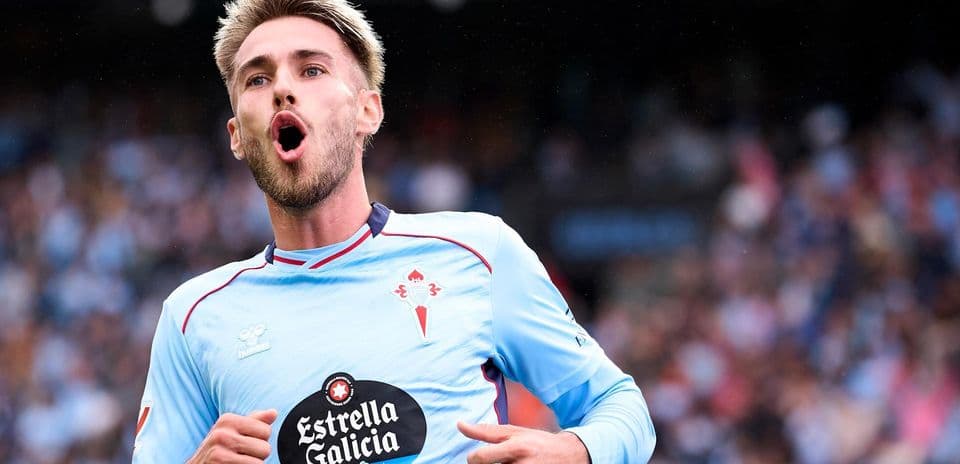 Celta Vigo oyunçusu sevincini qeyd edir