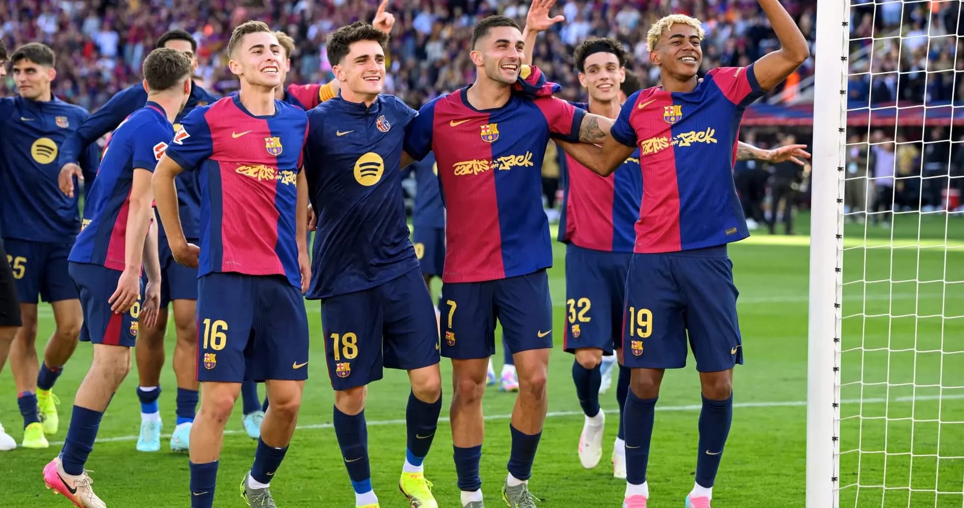 Barcelona futbolçuları qələbə qeyd edirlər