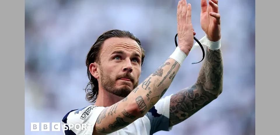 Futbolçu əlini qaldıraraq azarkeşləri selamlayır