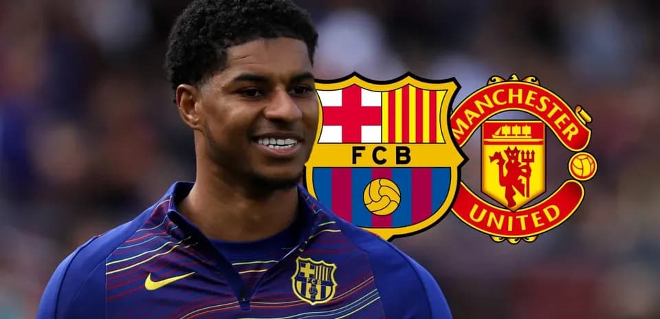 Futbolçunun Barcelona və Manchester United logoları arxasında gülümseyişi