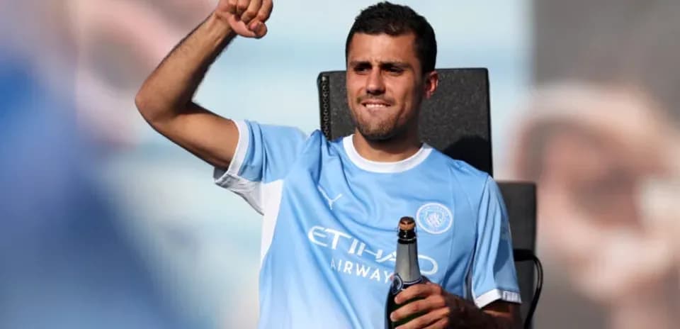 Futbolçu şampanla sevinclə qeyd edir