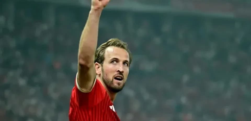 Futbolçu qələbə işarəsi edir stadionda
