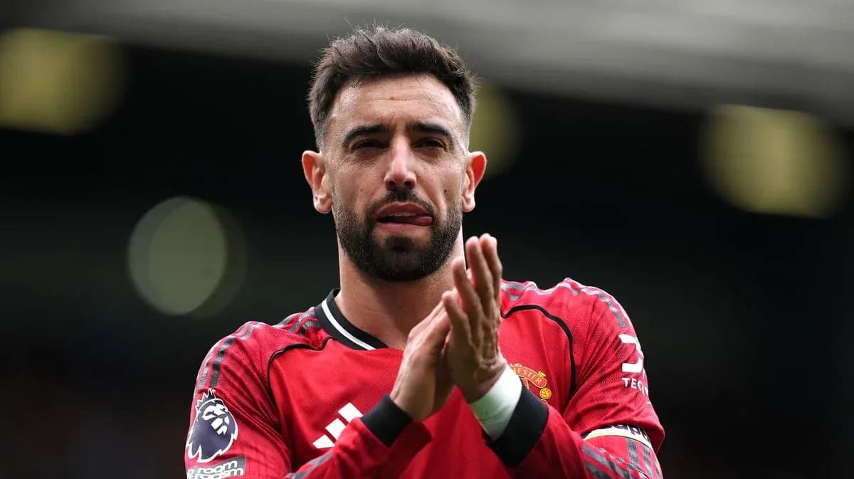 Futbolçu əl çırparaq fanatlara təşəkkür edir