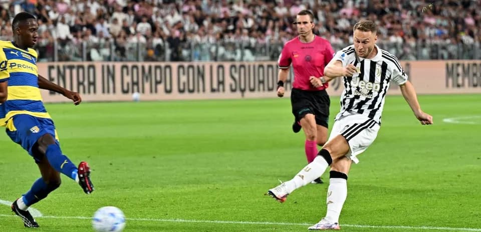 Juventus və Parma matçında topa zərbə