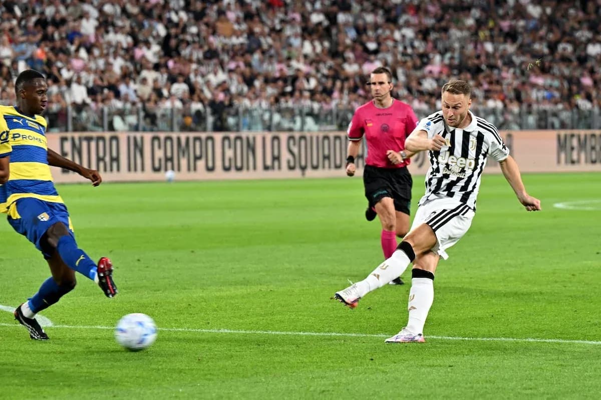 Juventus və Parma matçında topa zərbə