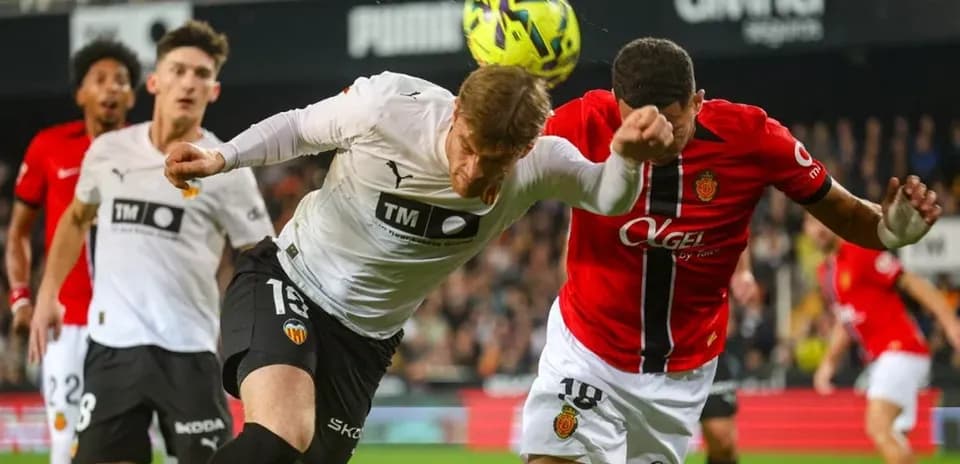 Mallorca və Valencia futbolçuları top üçün mübarizə aparır
