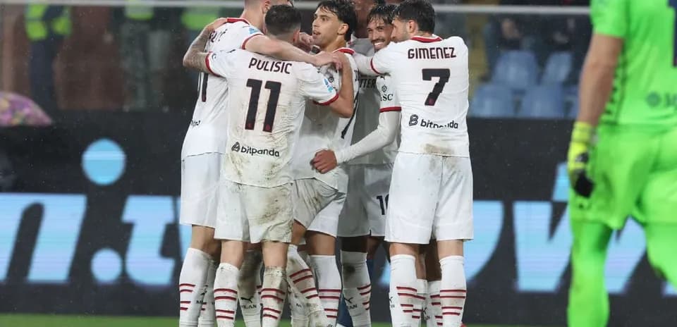 AC Milan futbolçuları qələbəni qeyd edirlər