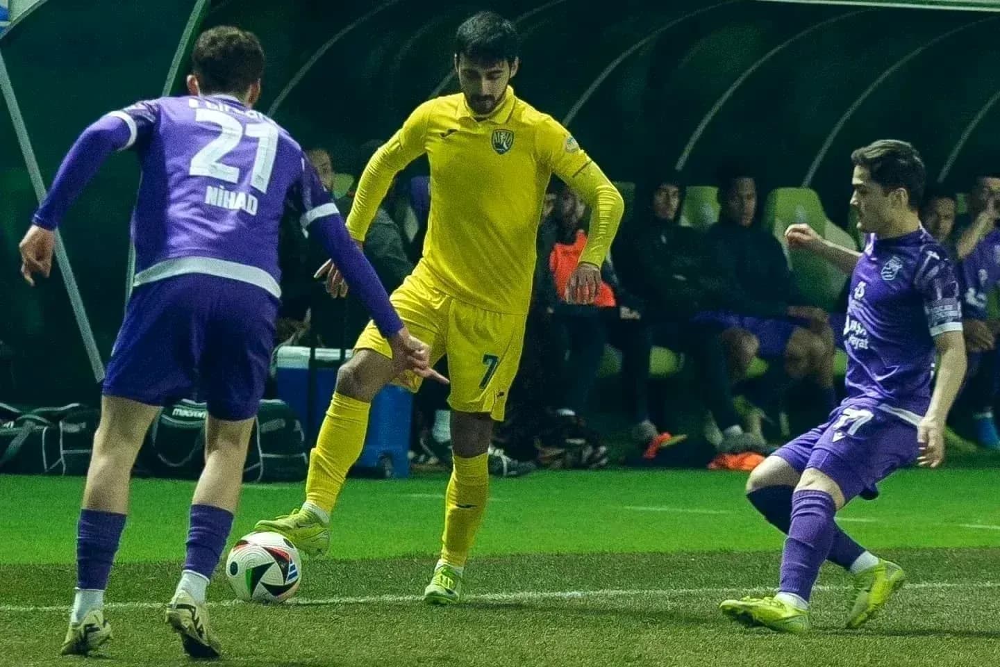 Turan və Sabah FA oyunçuları topa hücum edir