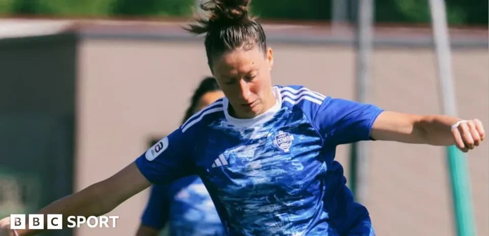 Futbolçu topa zərbə vurur məşq zamanı