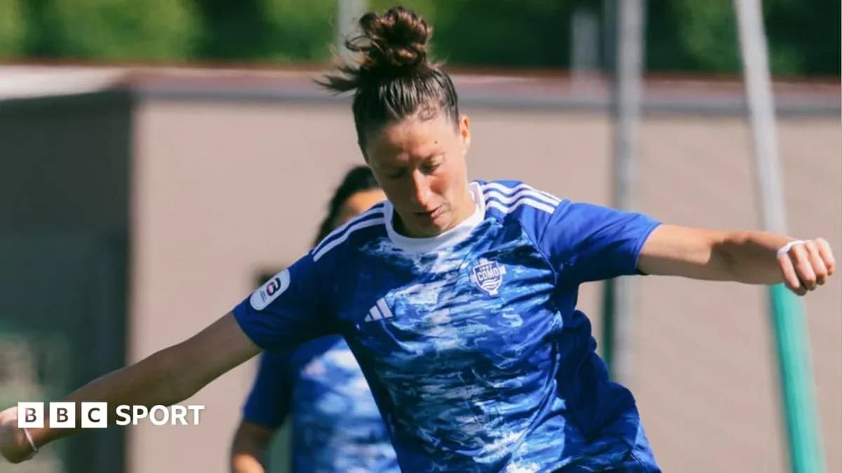 Futbolçu topa zərbə vurur məşq zamanı