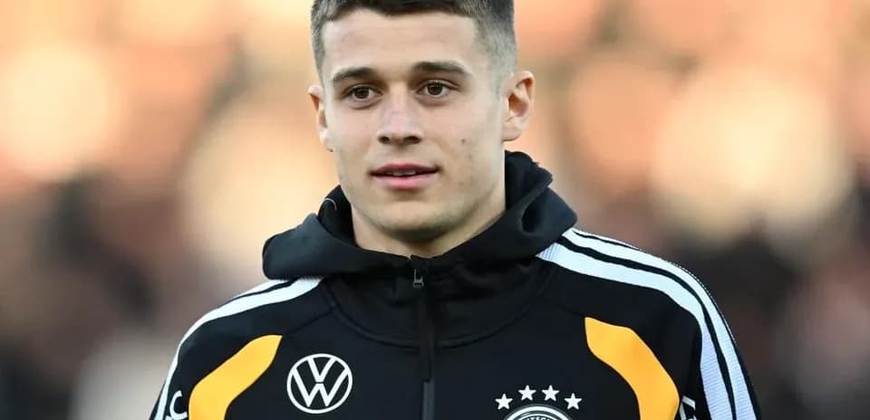 Futbolçu Alman yığmasında geyimdə durur