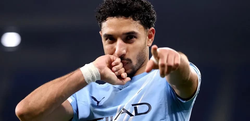 Futbolçu gol sonrası sevincini qeyd edir
