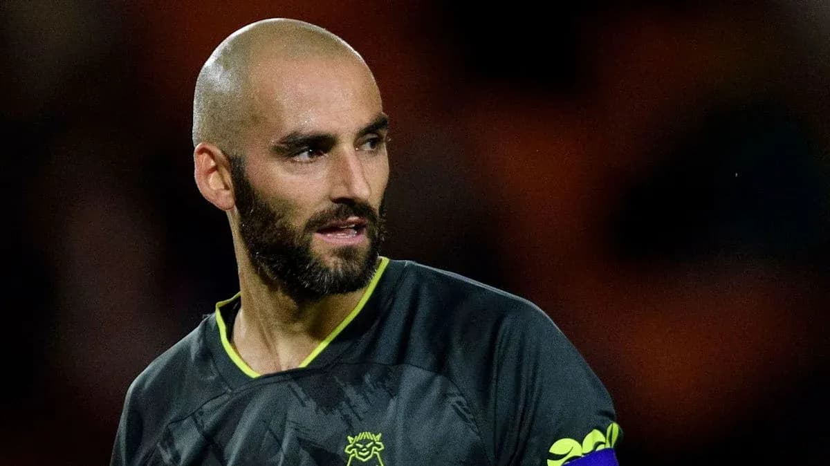 Futbolçu qapıçı mühafizə formasında görünür