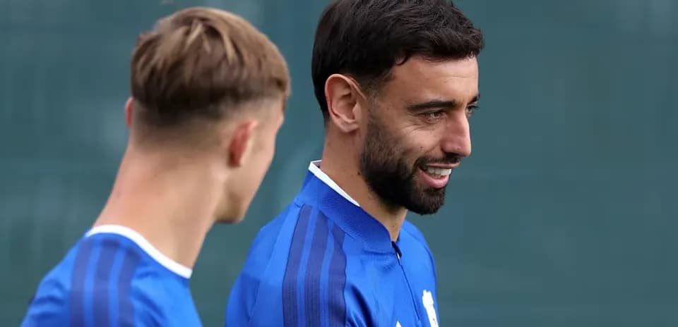 İki futbolçu məşq zamanı bir-birinə baxır