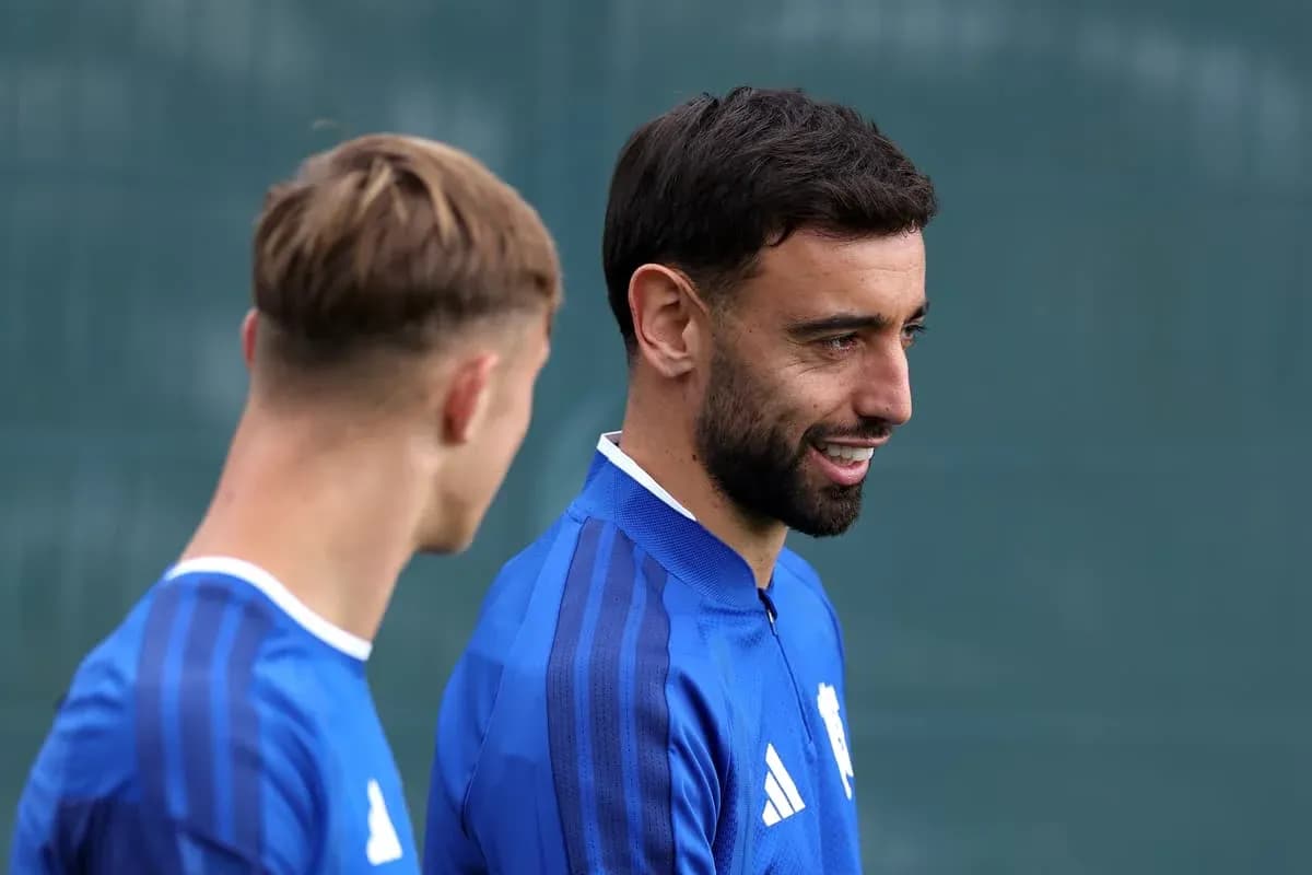 İki futbolçu məşq zamanı bir-birinə baxır