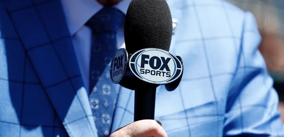 Mikrofon FOX Sports müxbiri tərəfindən tutulur