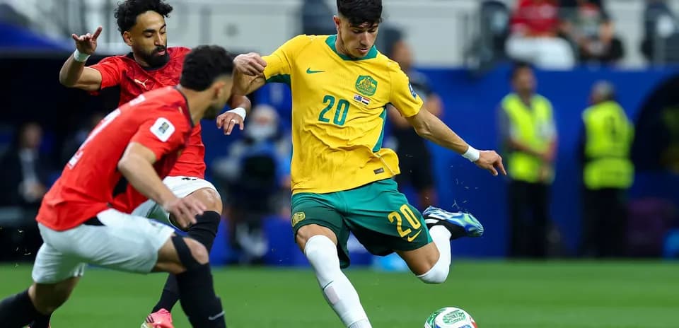 Avstraliya və Misir futbolçuları top üçün mübarizə aparır