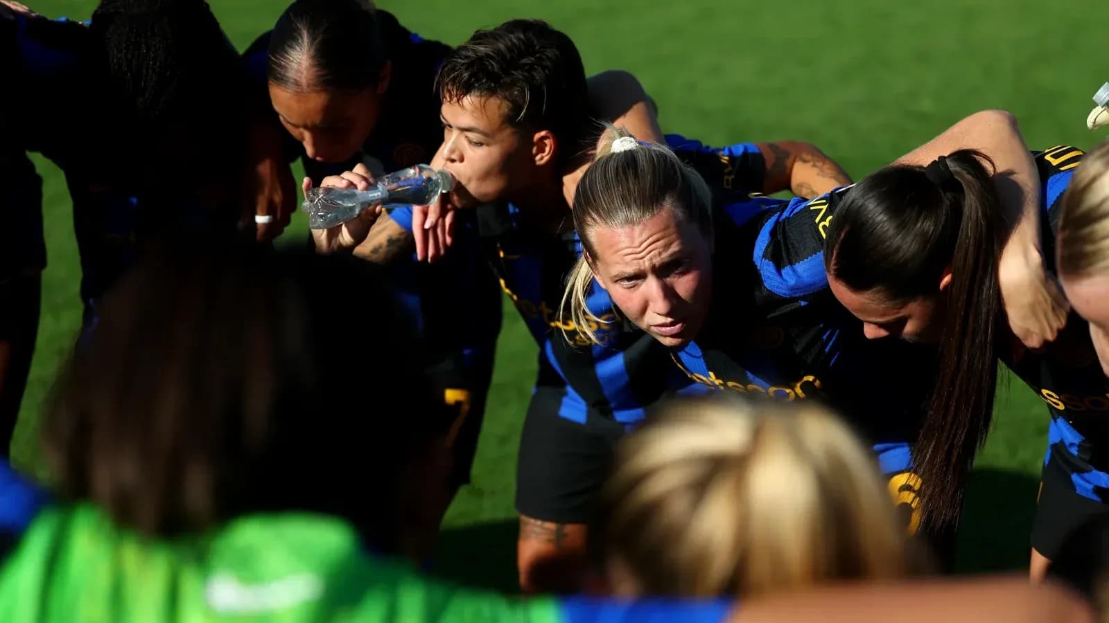 İnter Milano qadın komandası huddle'da