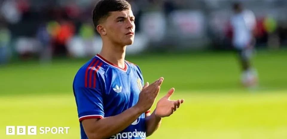 Futbolçu alqış edərək meydanda durur