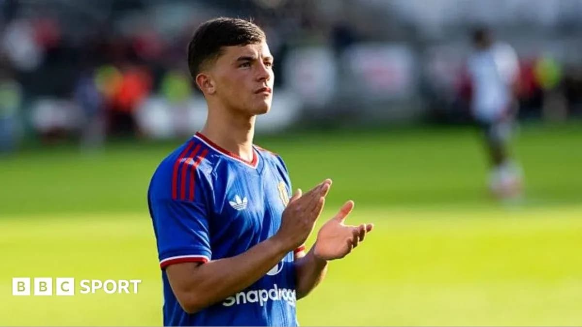 Futbolçu alqış edərək meydanda durur