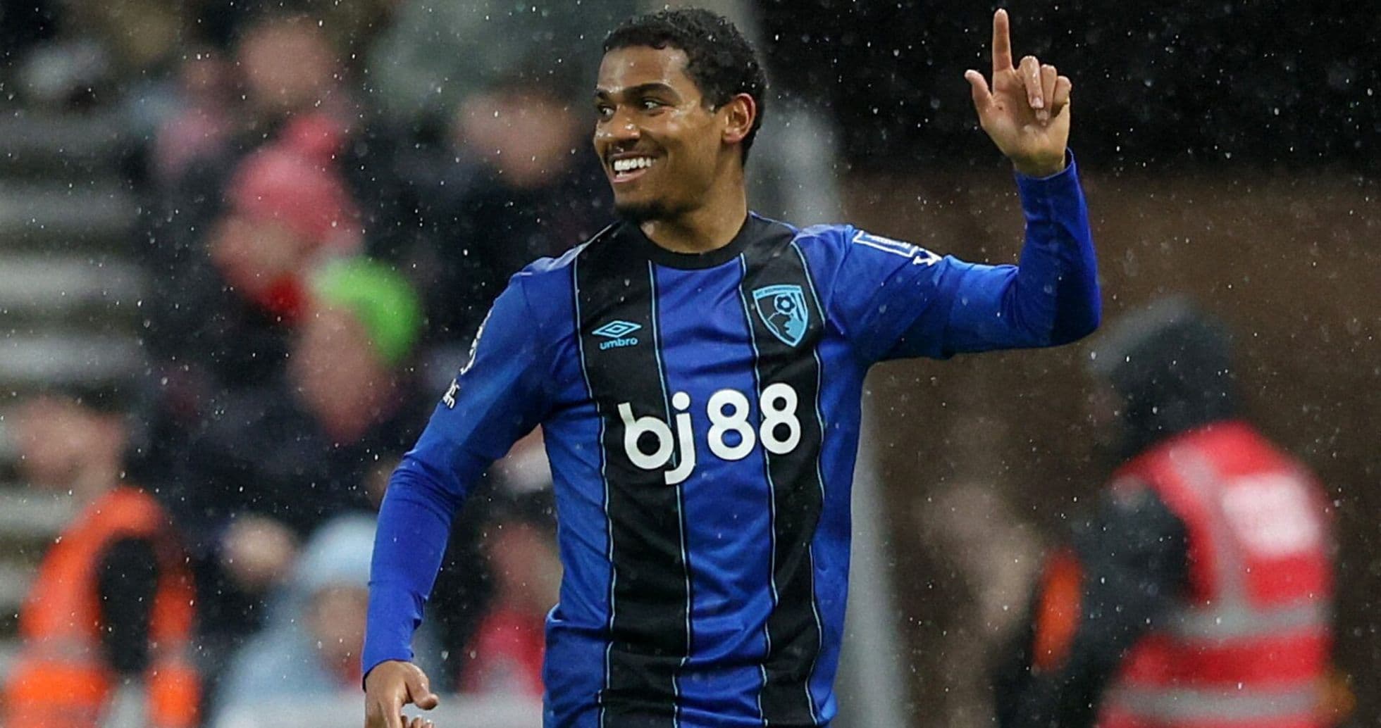 Bournemouth futbolçusu sevinir