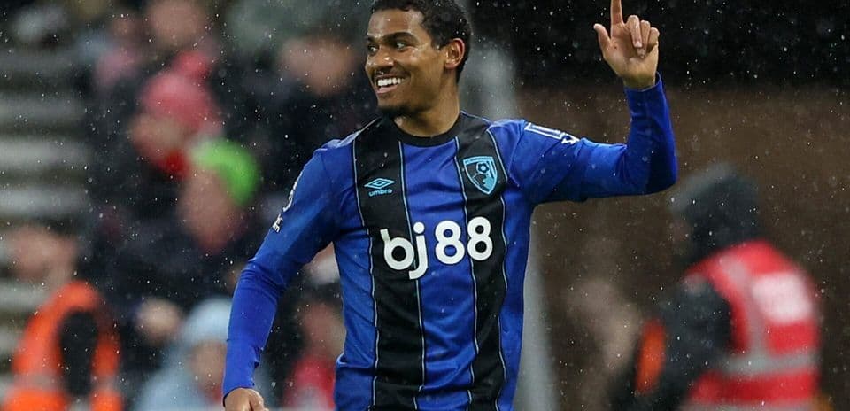 Bournemouth futbolçusu sevinir