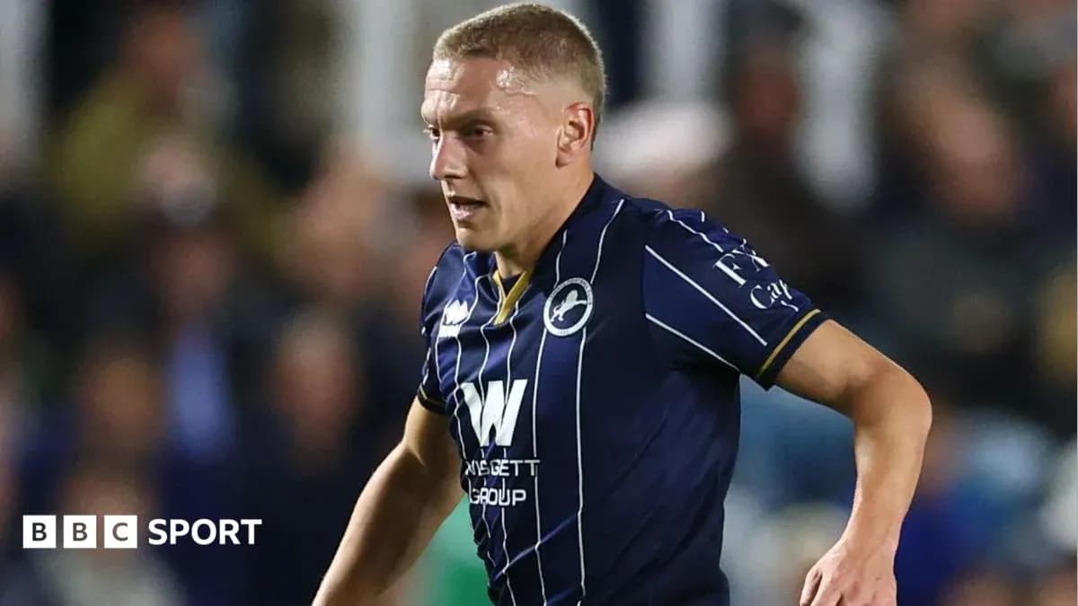 Futbolçu topa doğru irəliləyir