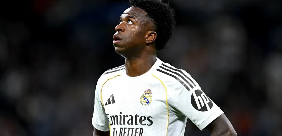 Futbolçu Vinícius Júnior Real Madrid forması geyinib