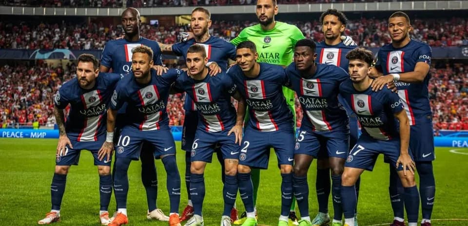 Paris Saint Germain futbolçuları sahədə